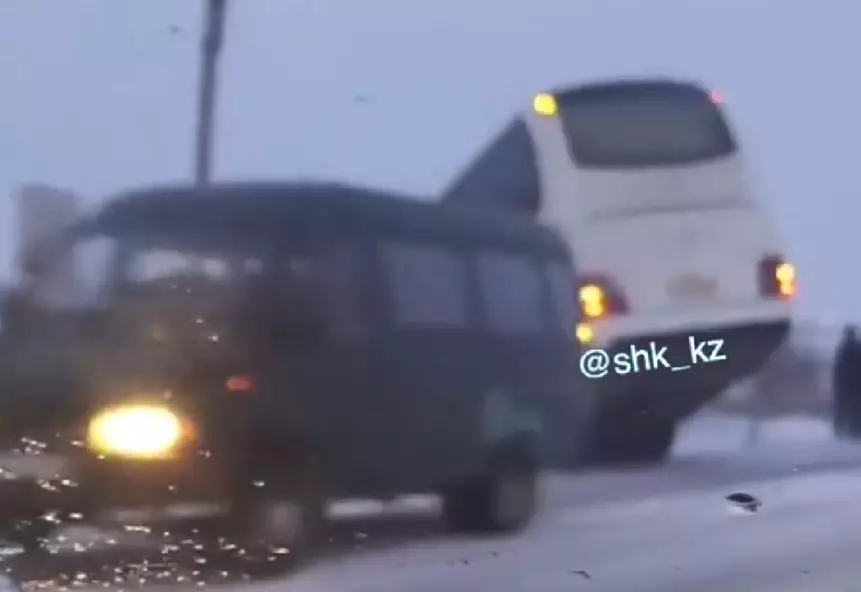Автобус с десятками пассажиров попал в ДТП в Карагандинской области
