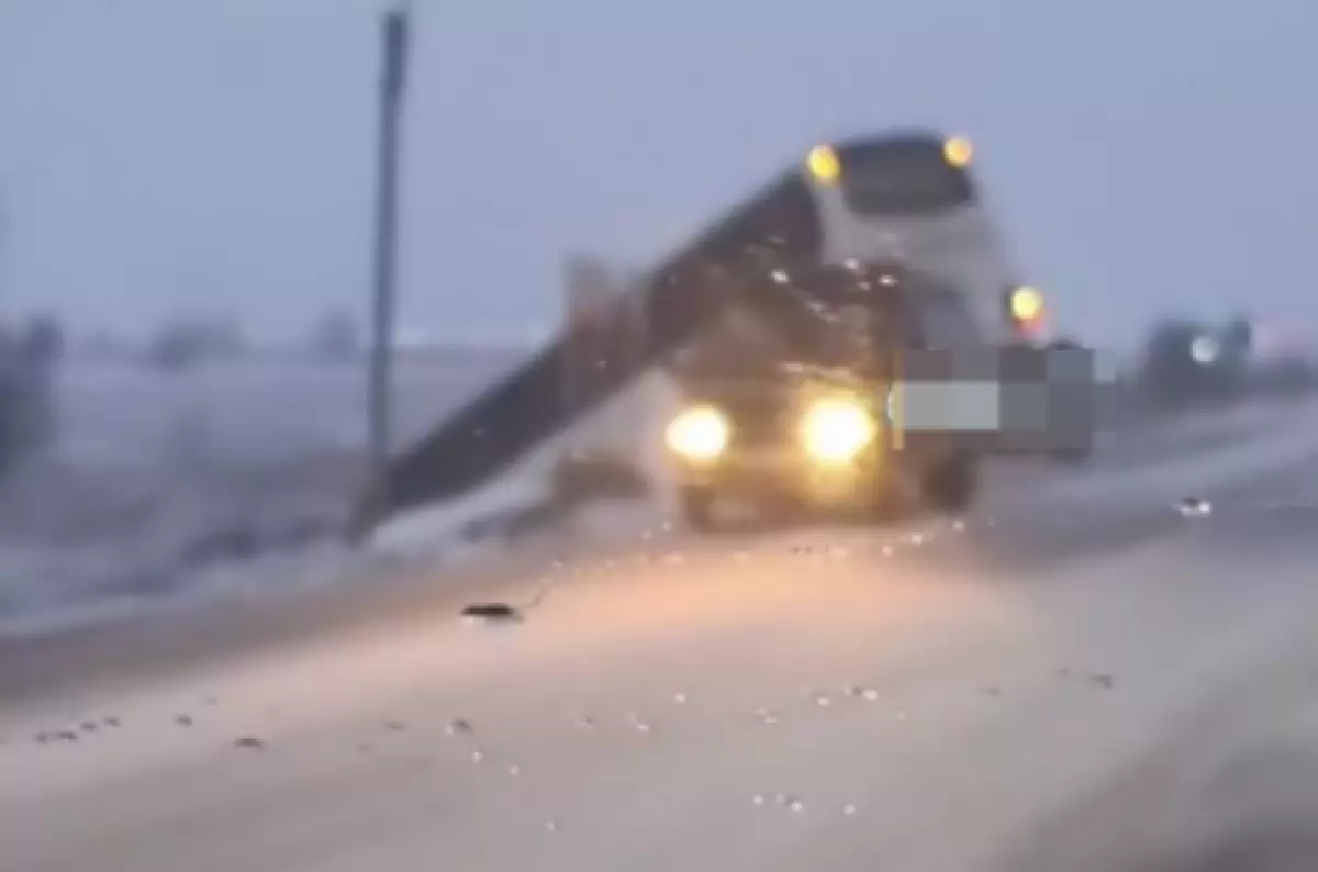 Автобус с 50 пассажирами слетел в кювет в Карагандинской области