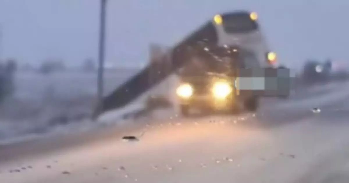  Шахтинск қаласы маңында 50 жолаушы мінген автобус жол апатына түсті 