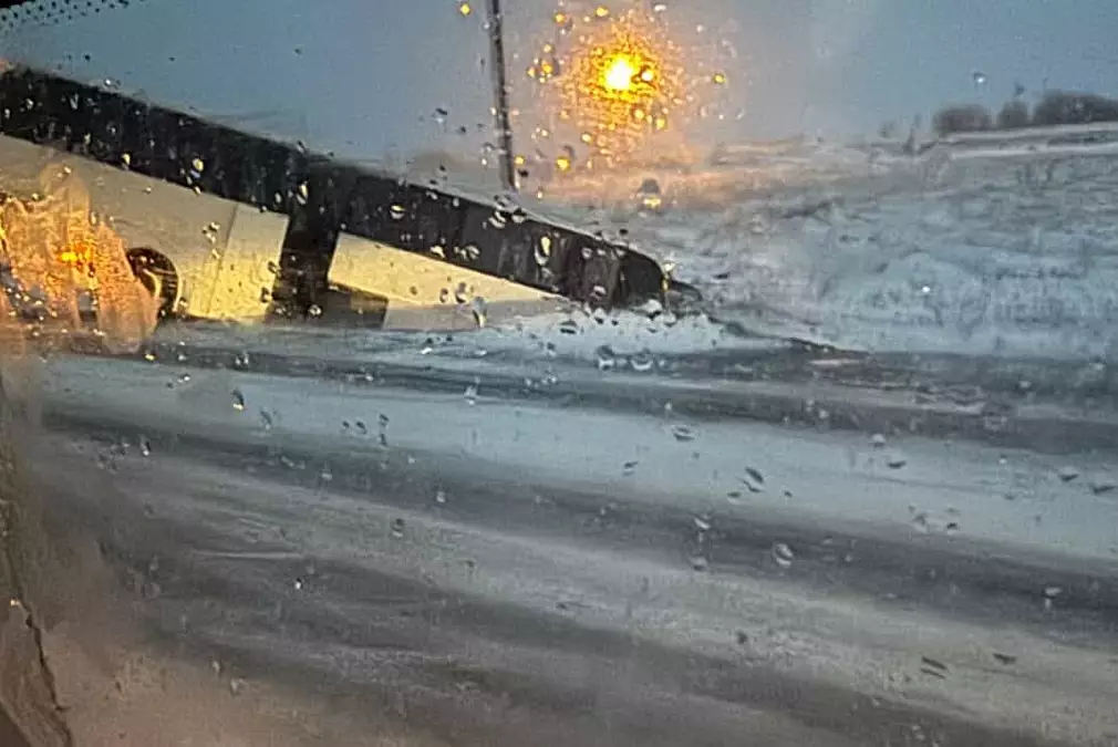 Автобус с 50 пассажирами съехал с трассы в Шахтинске