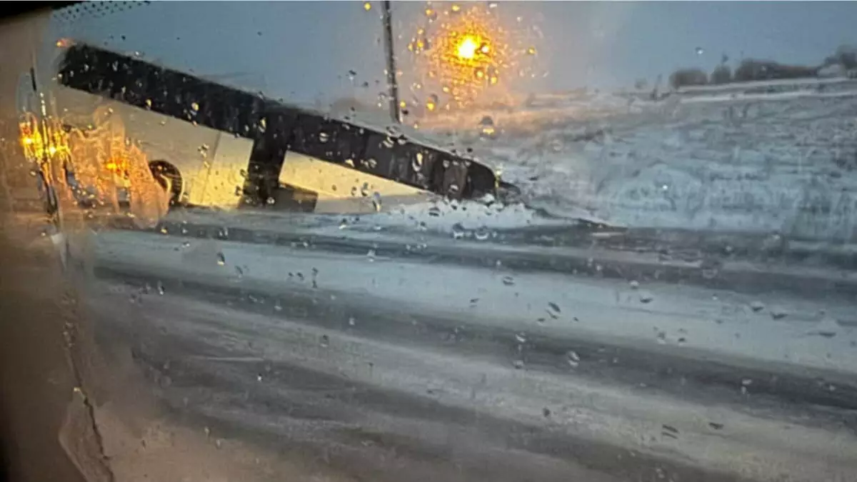 Қарағандыда 50 адам мінген автобус жолдан шығып кетті