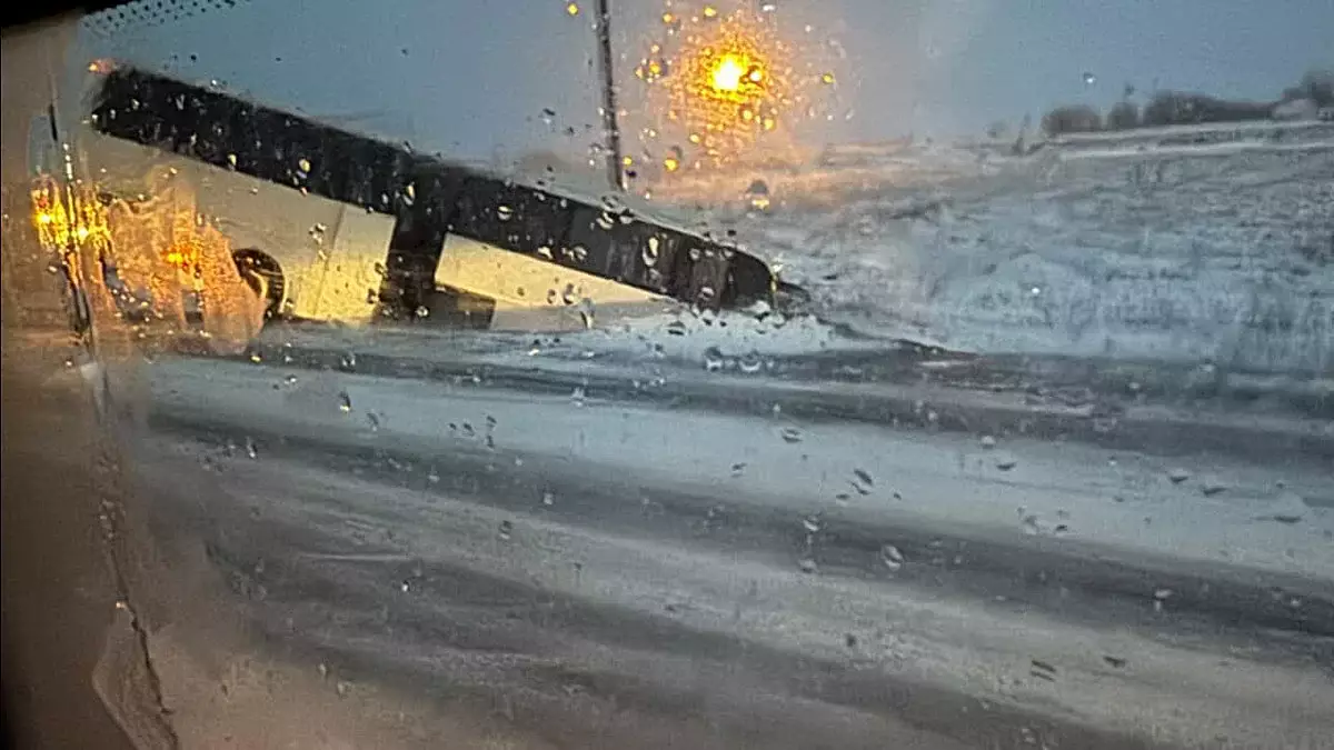 Автобус с 50 пассажирами вылетел с дороги в Шахтинске