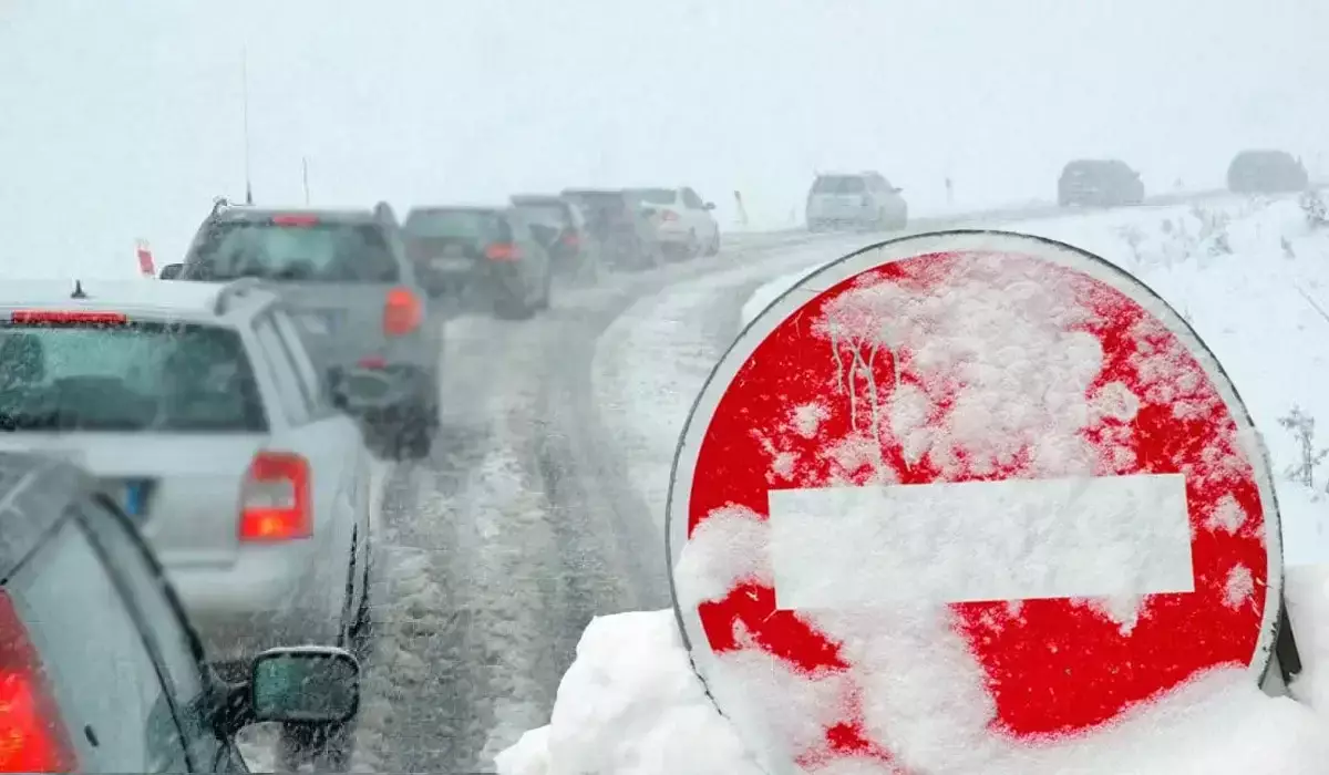 Движение транспорта ограничили на трассах в двух областях Казахстана