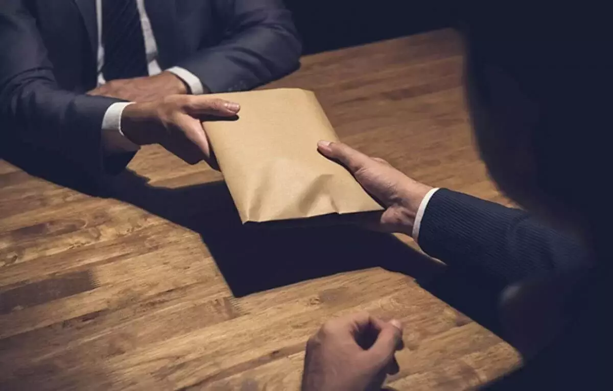 КНБ РК поймал высокопоставленного чиновника на взятках в 100 млн тенге