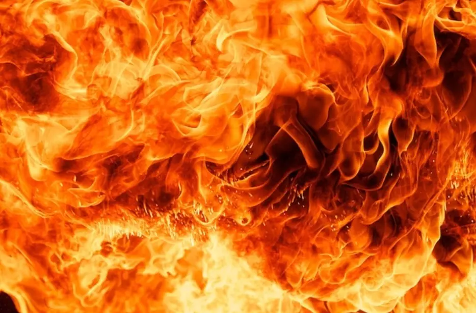 Мужчина с ребенком погибли при пожаре в СКО, поиски еще одного ребенка продолжаются