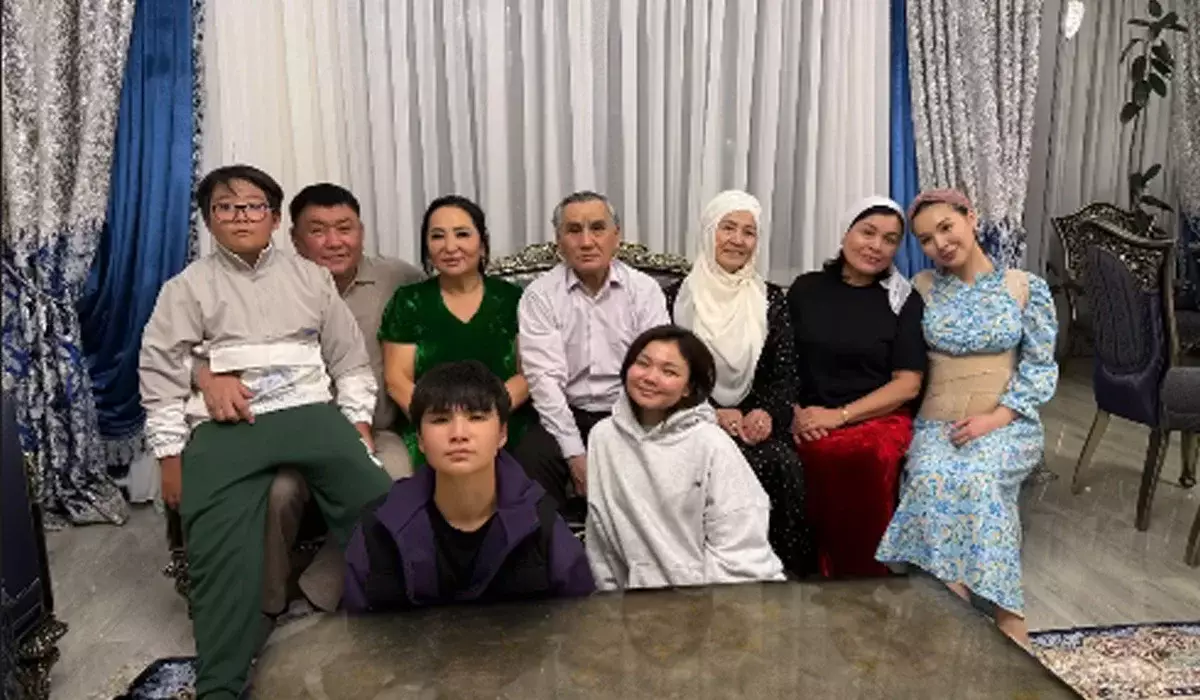 Гүлзира Айдарбекова келіні Жұлдыз Әбдукәрімова мен оның ата-анасын үйіне қонаққа шақырды (ВИДЕО)
