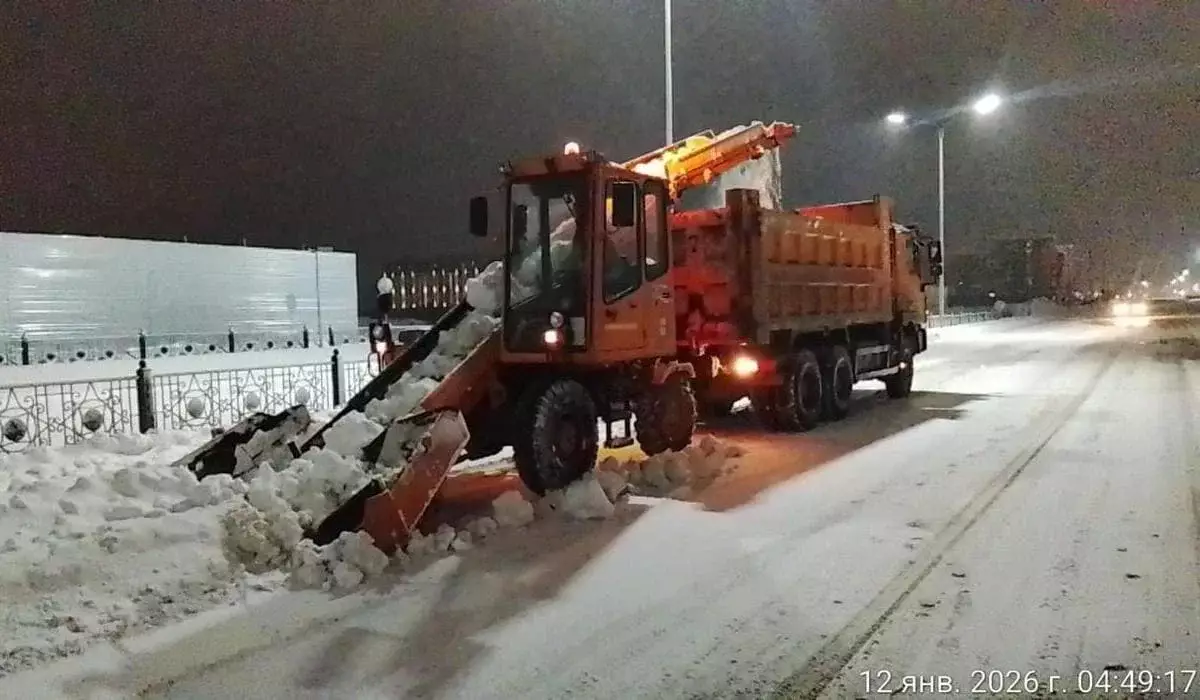 Астана под снегом: за ночь вывезли 18 тысяч кубометров снега