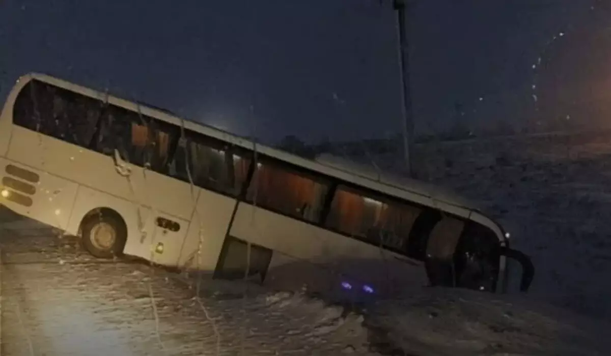 Автобус с 50 пассажирами слетел в кювет в Карагандинской области