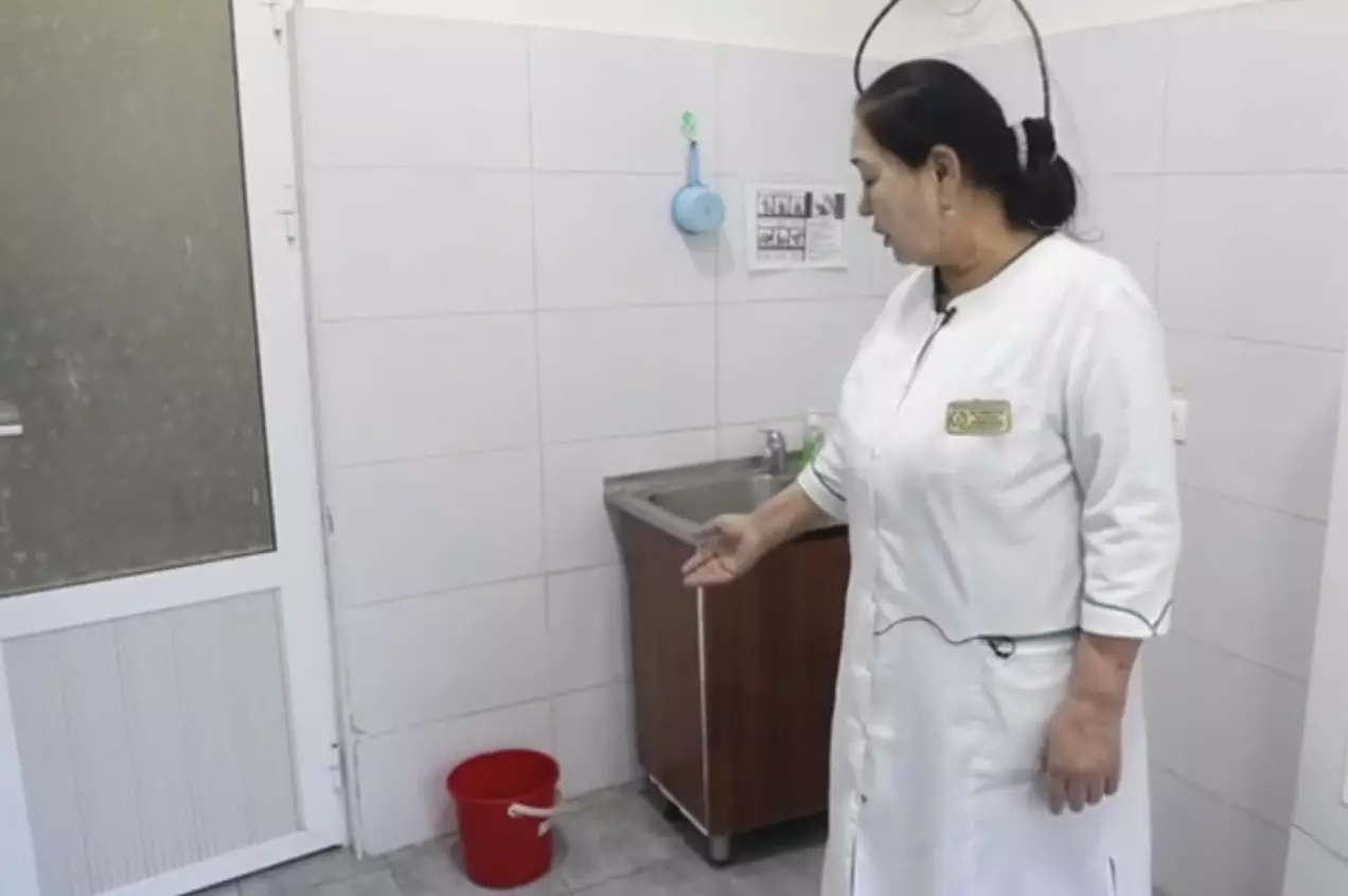 Өзбекстанда ауруханада жасырын босанған әйел шақалақты қоқыс шелегіне тастап кеткен