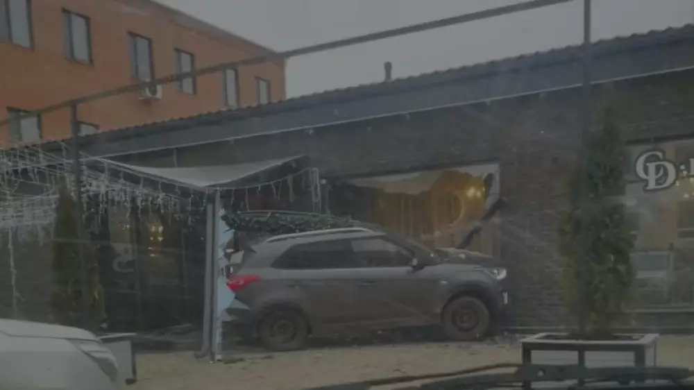 Пьяный пенсионер въехал в здание ресторана в Атырау