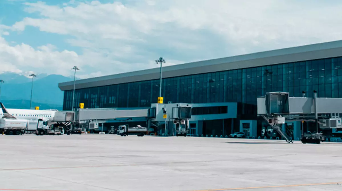 Аэропорт Алматы опроверг информацию о закрытии неба и военных действиях