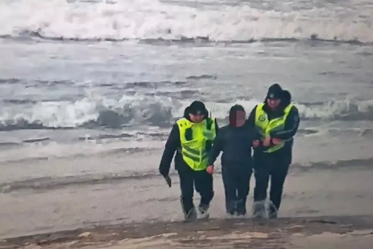 Спасение у Каспия: полицейские вытащили подростка из ледяной воды