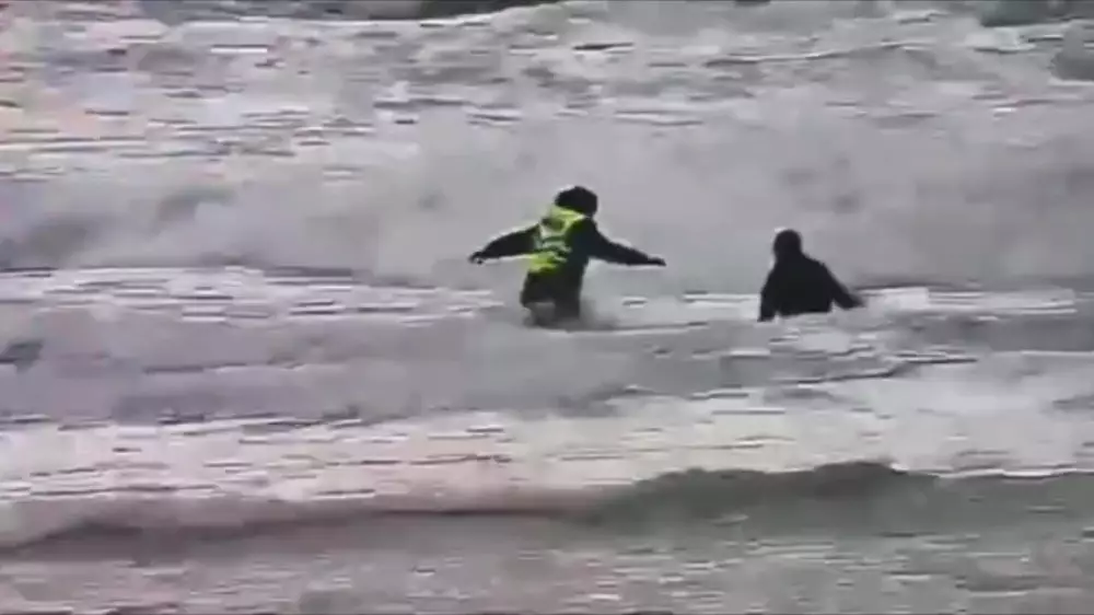 Полицейские бросились в море за тонущим подростком в Актау: видео