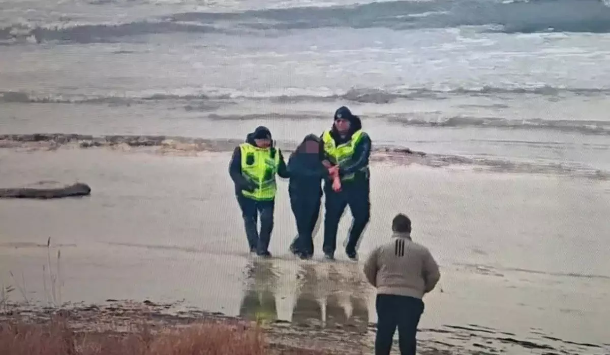 Подросток едва не утонул на глазах у людей в Актау (ВИДЕО)