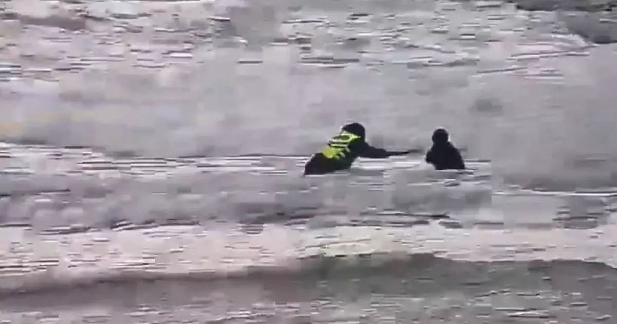  Ақтауда полицейлер суға батып бара жатқан жасөспірімді құтқарып қалды (ВИДЕО) 