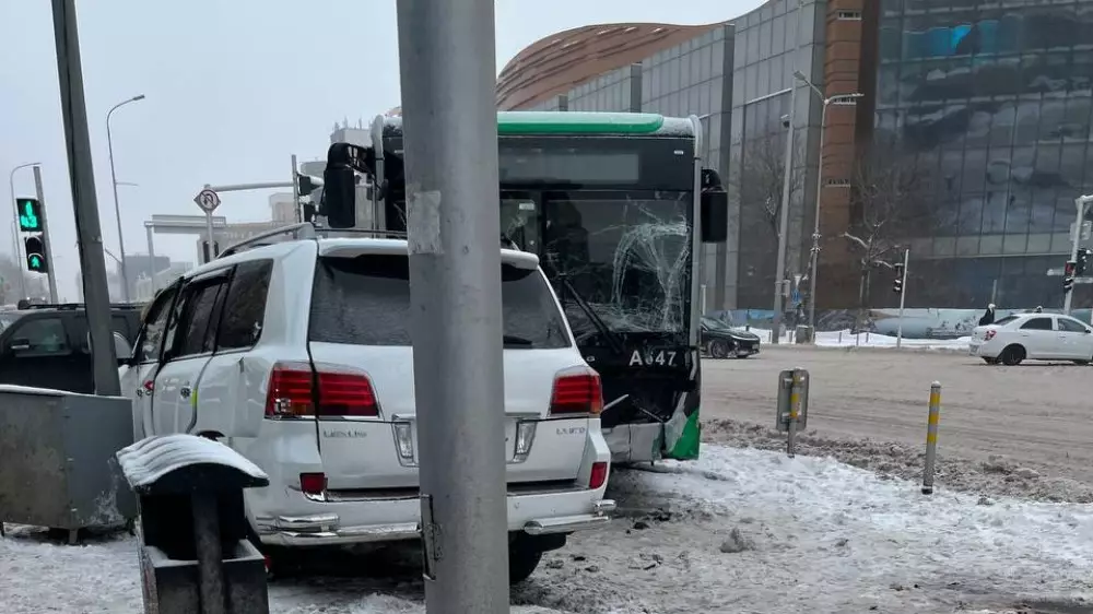Авария с участием автобуса произошла в центре Астаны