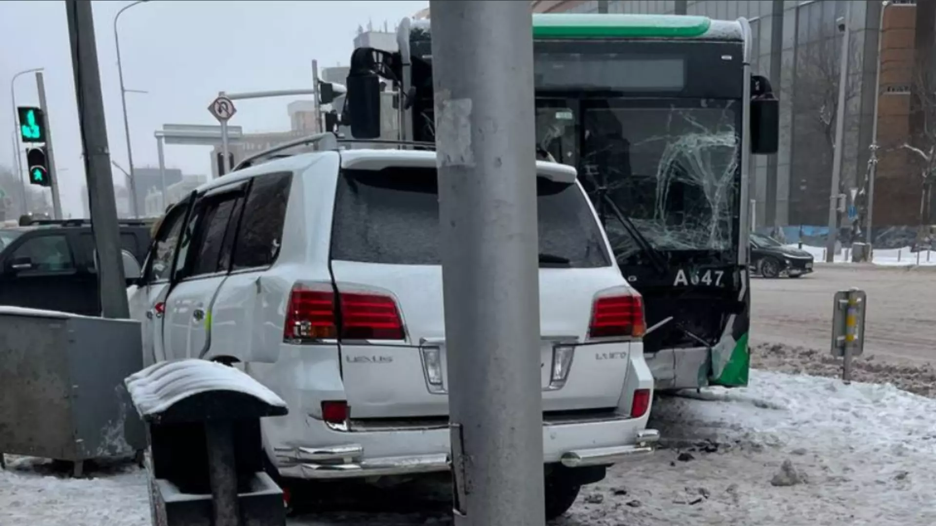 ДТП с участием Lexus и автобуса произошло в Астане