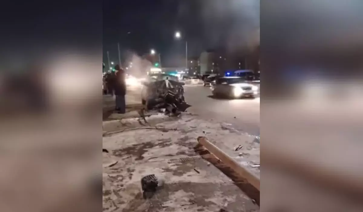 Водитель на автомобиле снес фонарный столб в Астане (ВИДЕО)