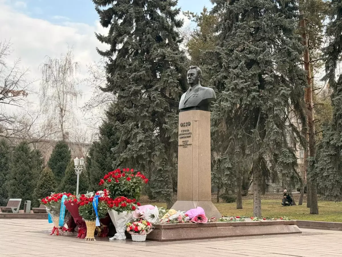 В Алматы возложили цветы к памятнику Динмухамеду Кунаеву