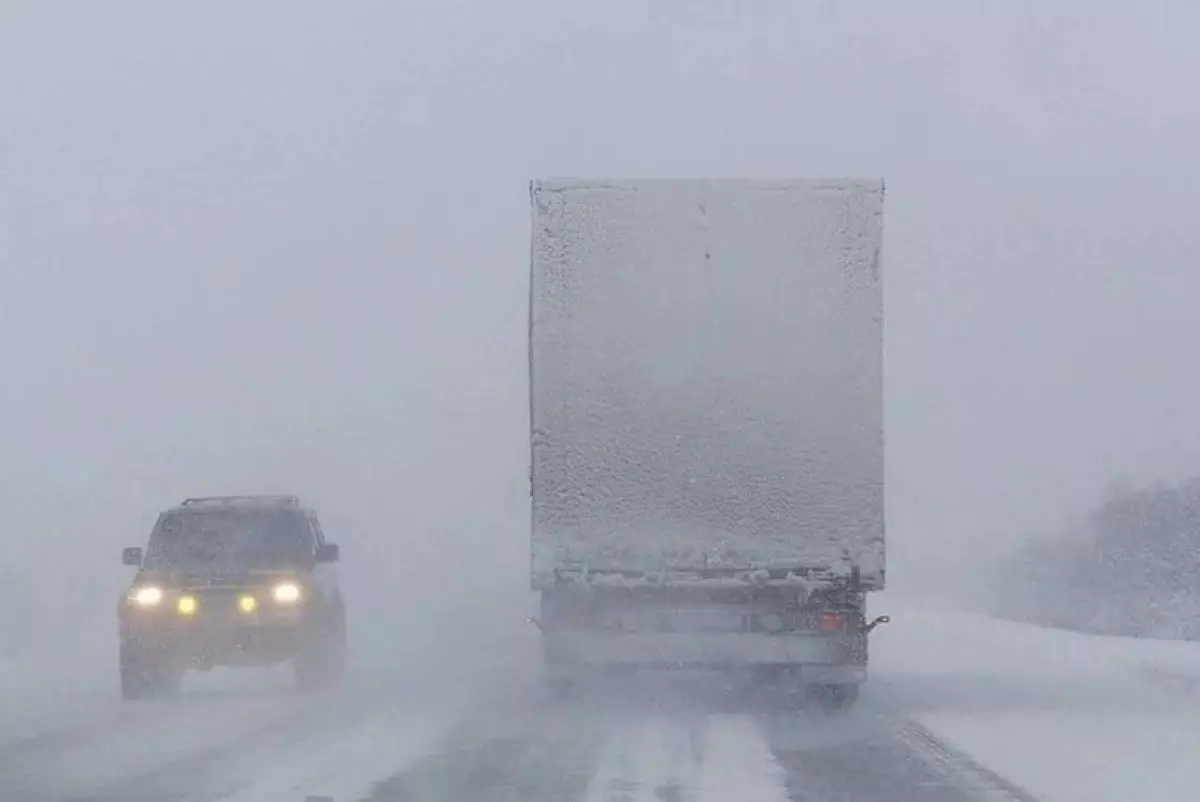 Из-за непогоды в четырех регионах Казахстана ограничили движение