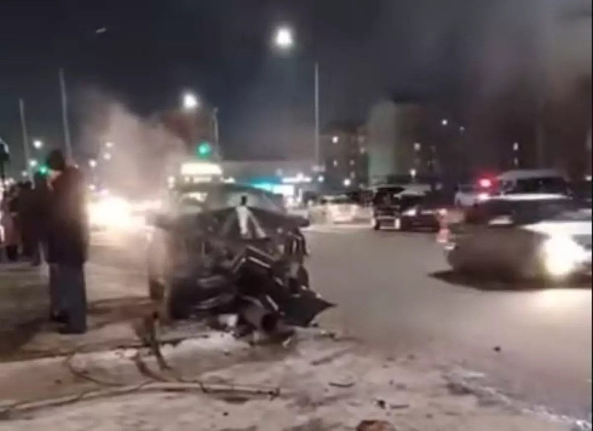 Автомобилист врезался в столб в Астане (ВИДЕО)