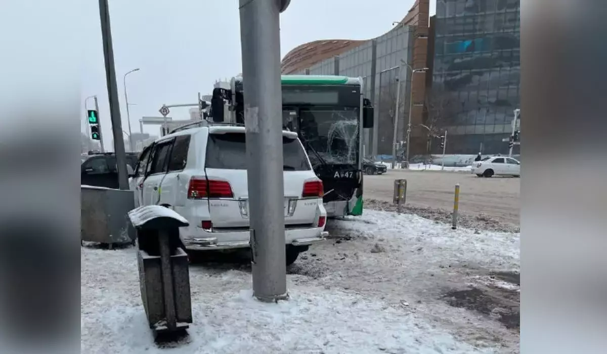 Дорожный знак влетел в магазин после ДТП с Lexus и автобусом в Астане