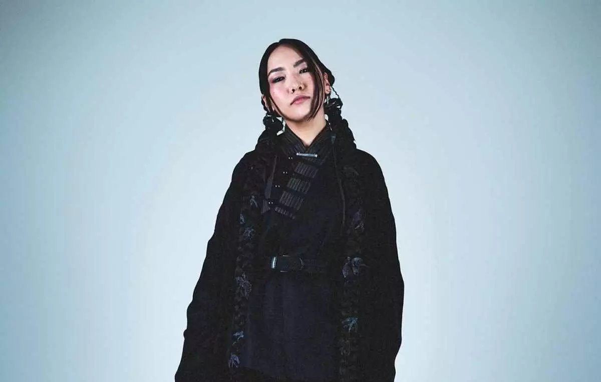 Енлик – первая артистка из Казахстана на легендарной платформе COLORS