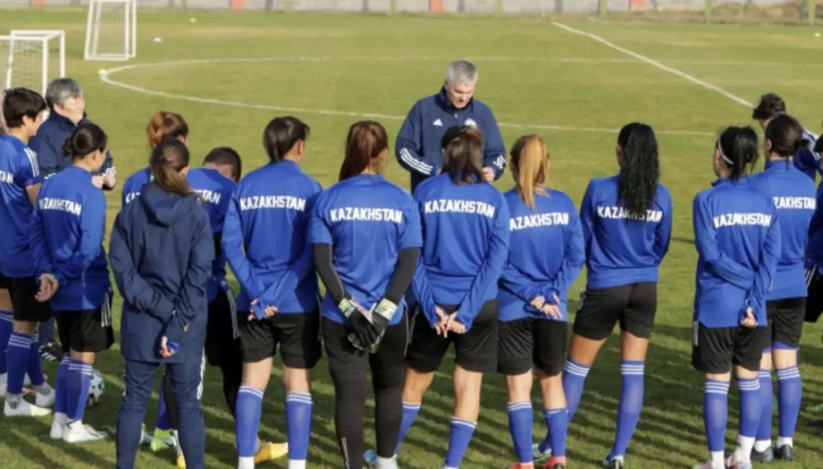 Женская сборная Казахстана по футболу осталась без тренера