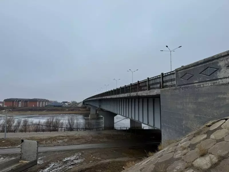 Стратегический мост разваливается в Атырау