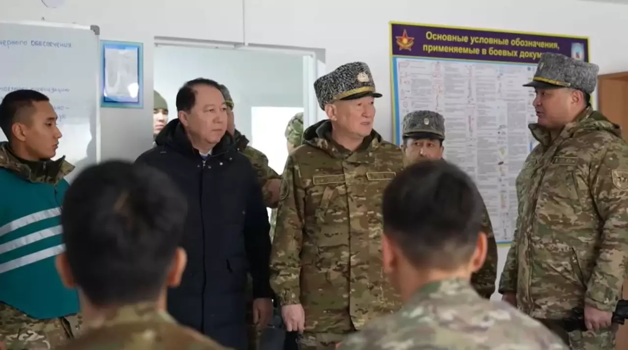 Қызылорда облысында Қорғаныс министрі сарбаздармен кездесті