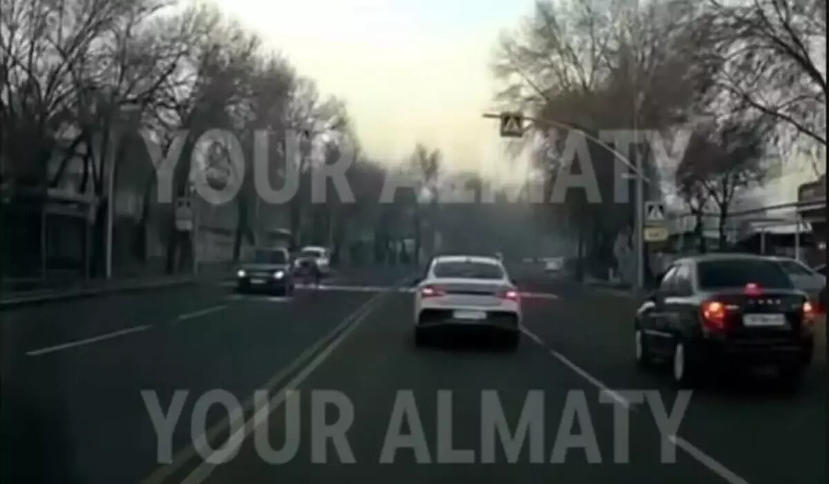 Женщину сбили на пешеходном переходе в Алматы (ВИДЕО)