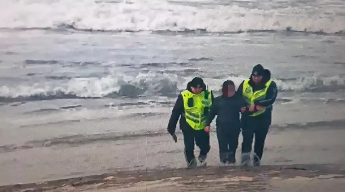 В Актау полицейские вытащили подростка из ледяной воды - новости на Lada.kz 12.01.2026