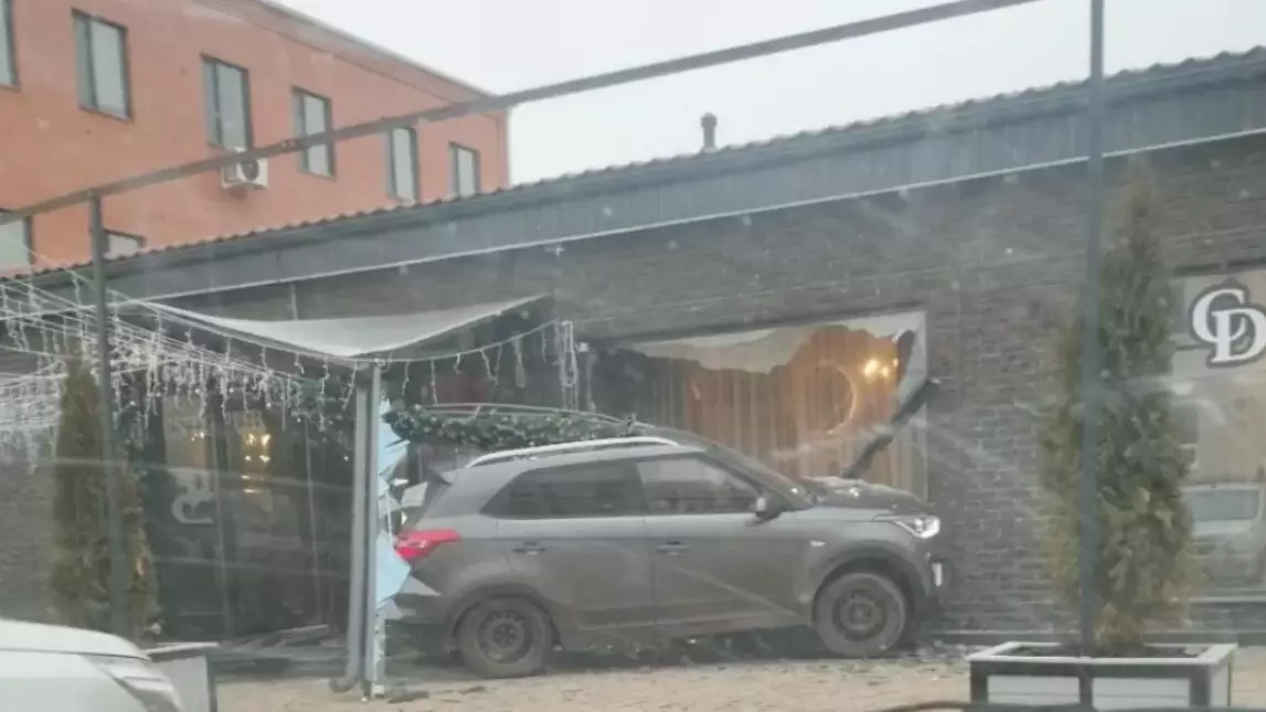 Атырауда 70 жастағы жүргізуші мейрамханаға соғылды