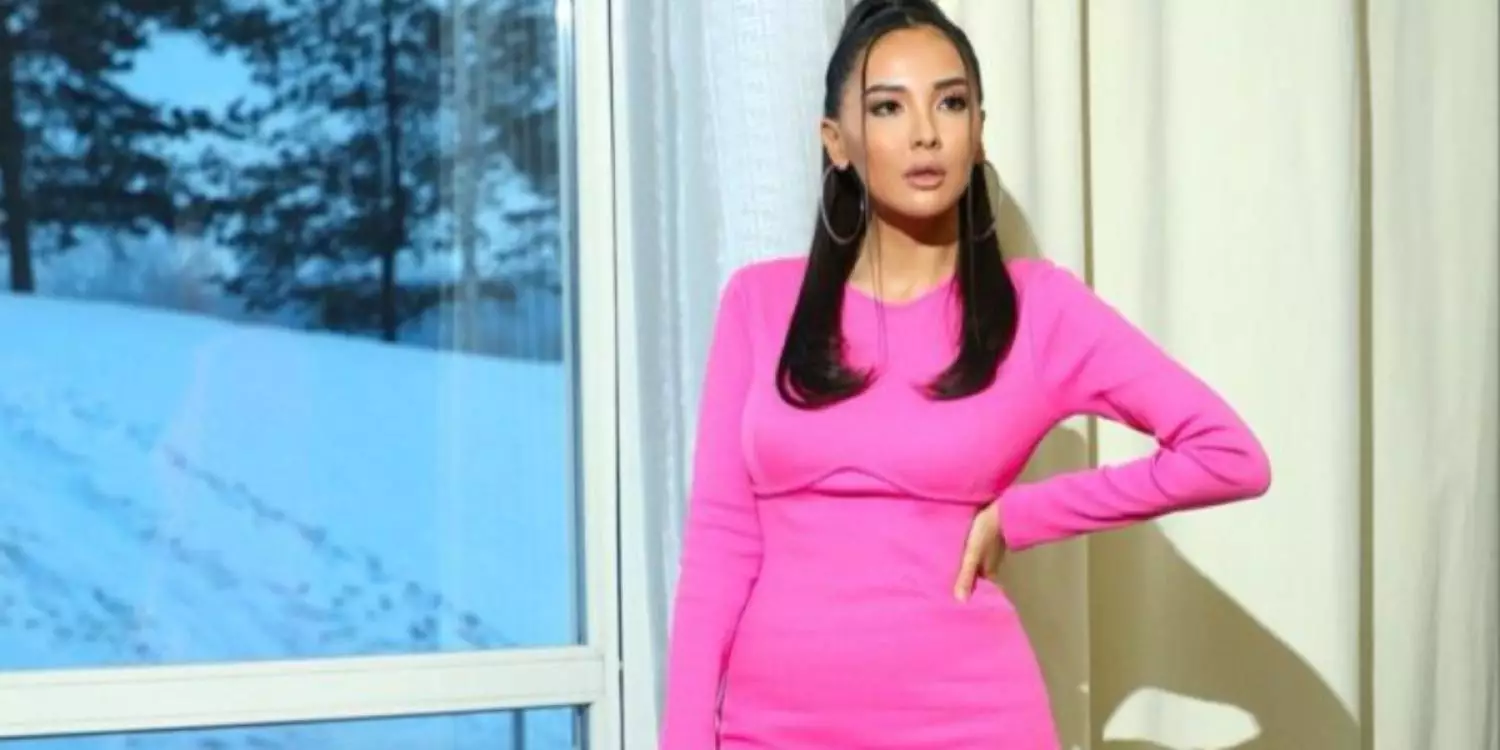 "Өлдіңдер ме?": Орамалын шешкен әнші Айдана Меденова сынның астында қалды 