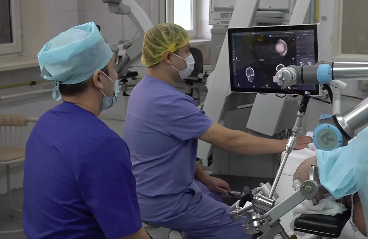 В Алматы впервые провели уникальную операцию на головном мозге с участием робота-хирурга