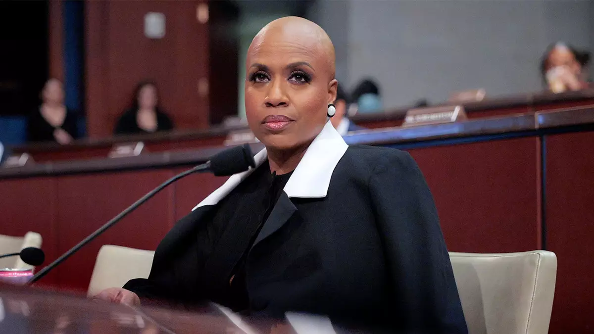 Член «Отряда» назвал иммиграционную полицию США «расистской» и «незаконной», призвав упразднить ведомство.