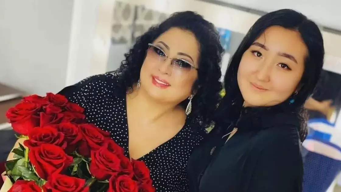 "Балалы болғаныма куә болсаң екен": Анасын туған күнімен құттықтаған Мерей елдің жүрегін елжіретті (ВИДЕО)