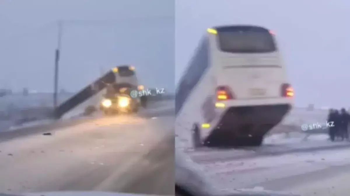 Автобус с 50 пассажирами сошел с дороги в Казахстане во время штормового предупреждения.