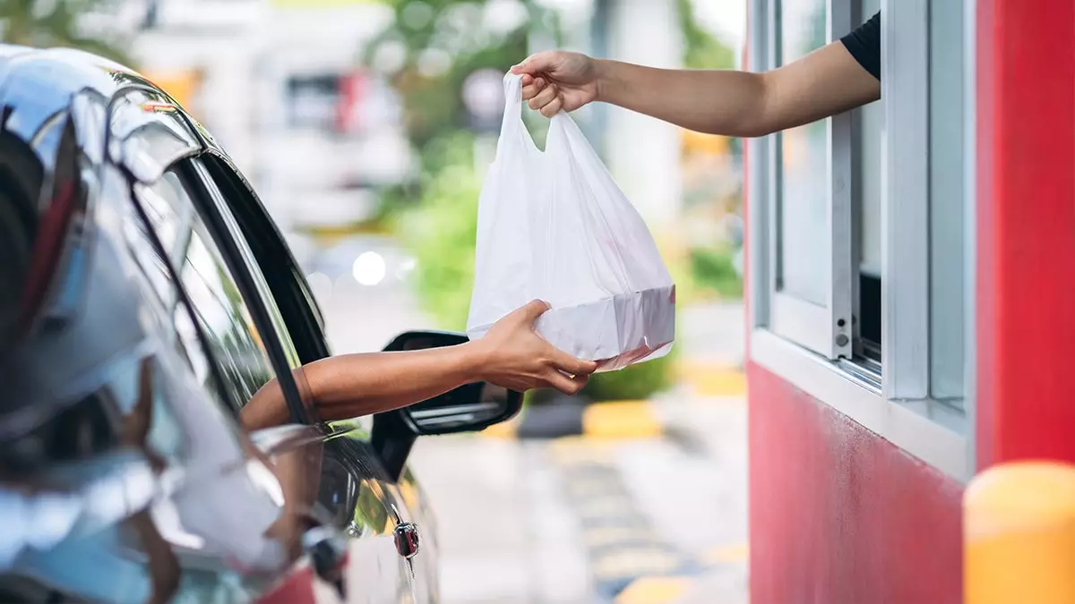 Клиентка угрожала убить сотрудников фастфуда во время жаркого спора о возврате денег.