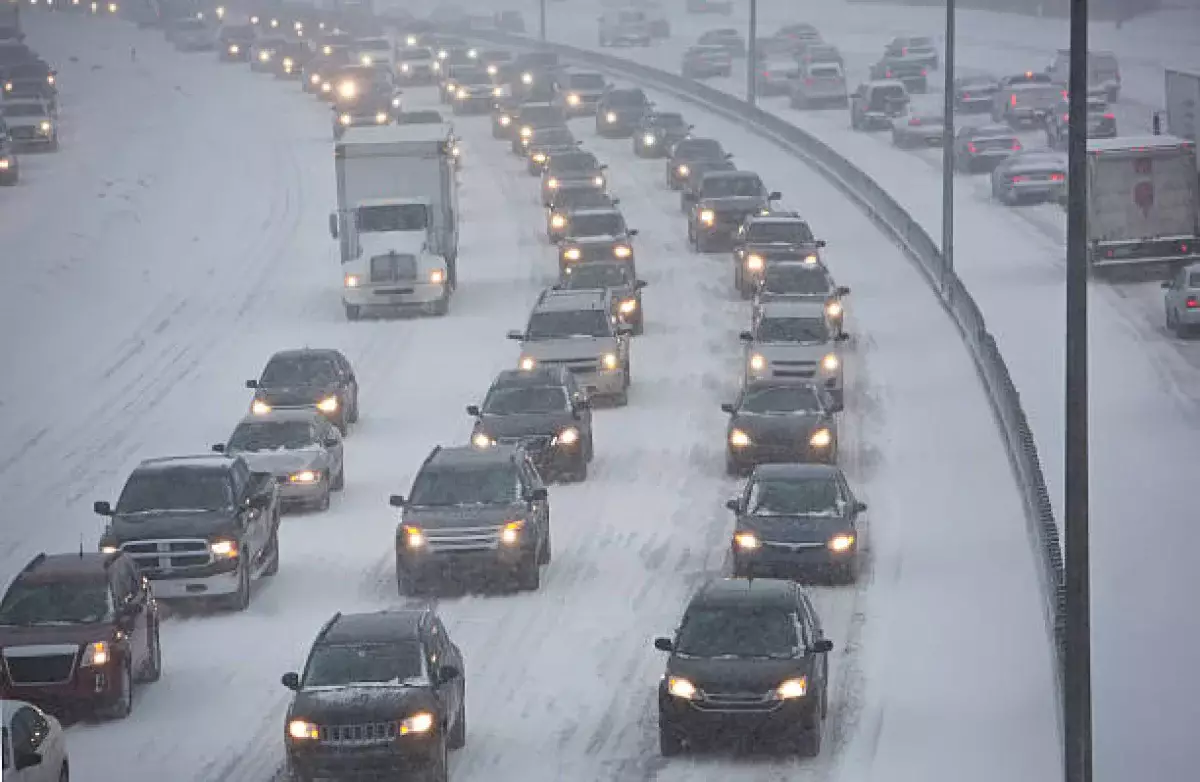 ШҚО тасжолында 80-нен астам көлік: полиция бастаған автоколонна қауіпсіз жерге өтті