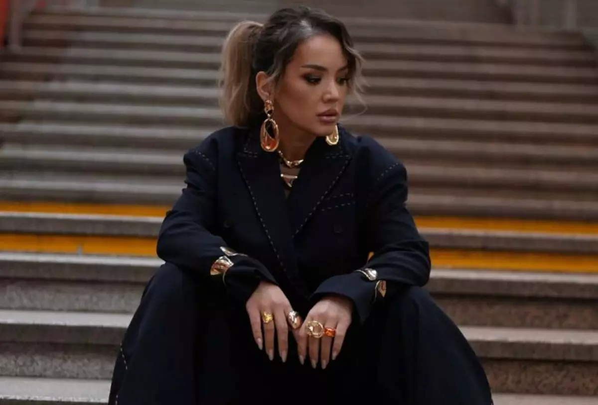 Макпал Исабекова показала закулисье съемок нового клипа