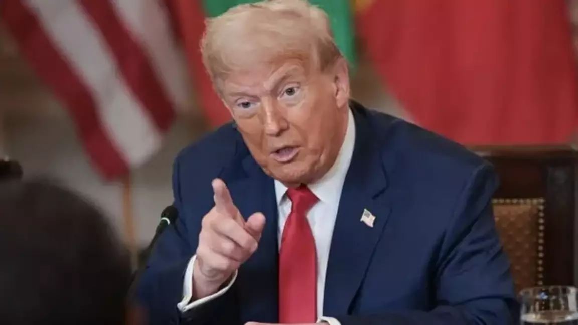 Трамп Иранмен жұмыс істейтін елдерге 25% баж салығын енгізетінін мәлімдеді