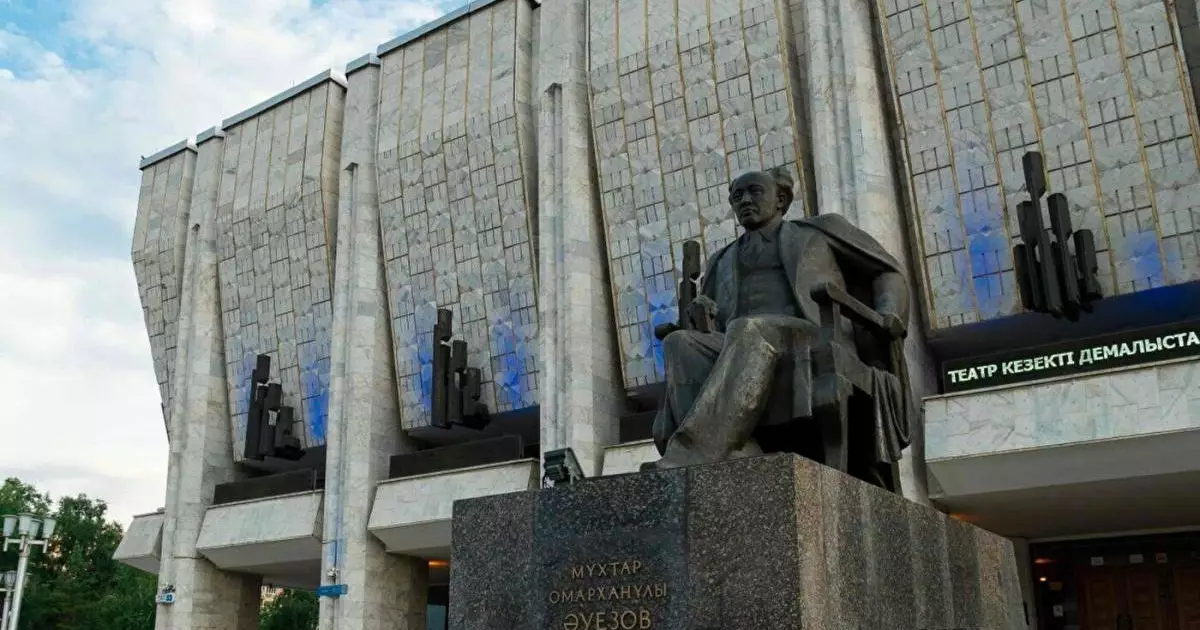  Аида Балаева Әуезов театрының 100 жылдығымен құттықтады 