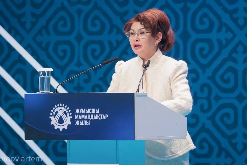 Драмтеатру 100 лет: Аида Балаева поздравила коллектив с юбилеем