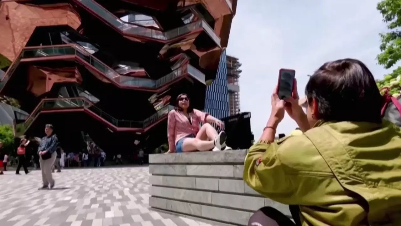 АҚШ 100 мыңнан астам визаның күшін жойды