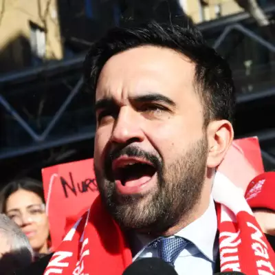 Мэр Нью‑Йорка вышел на линию протеста вместе с 15 000 медсестёр