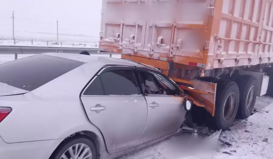 Павлодар облысында жүк көлігі мен жеңіл көлік соқтығысты: екі адам мерт болды