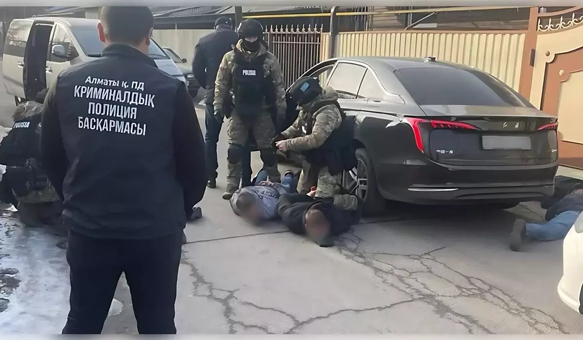 Трое мужчин ограбили квартиру в Алматы в новогоднюю ночь (ВИДЕО)