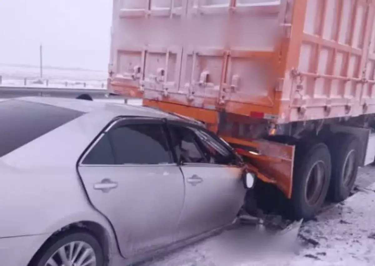 Легковушка врезалась в грузовик: два человека погибли на трассе в Казахстане
