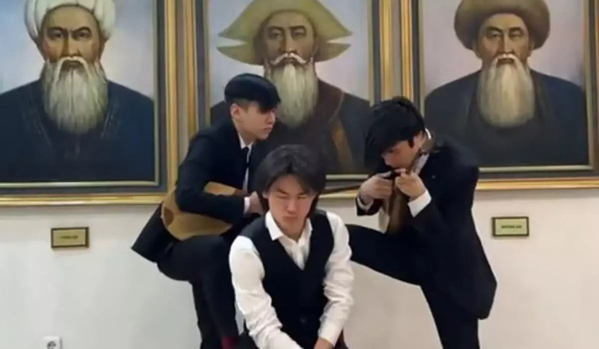 Трио домбристов из Павлодара восхитило соцсети (ВИДЕО)